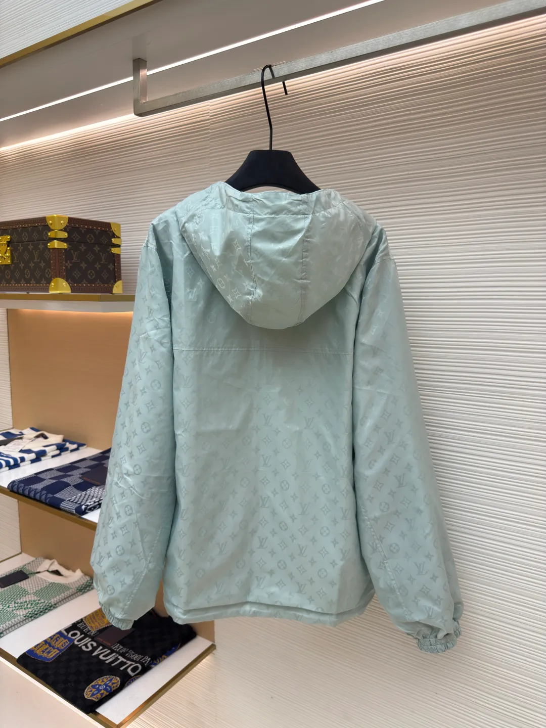 LOUIS VUITTON double-sided windproof pin jacket ●Authentic product: purchased and developed for 22800 ●Item number: 1680473-C55 ●Fabric: polyester fiber fabric ●Technology: jacquard ●Version: fitted version ●Weight: about 565 grams ●Size: 44-46-48-50 ●Description: The solid color fabric is made of nylon encrypted matt twill fabric, and the jacquard fabric on the other side is made of 50D nylon yarn-dyed jacquard fabric. The solid color front panel is laser-burned, hand-made of white copper, with a triangle pin with logo and glossy finish. The front panel pocket uses a hardware keychain to hang a folding clothing tag, and the jacquard letters on the front chest placket are made of single-piece flowing pure It is cut by hand to restore the flower, and all the pieces are numbered. The pockets are also cut with the restored flower number. The fabric is relatively light and silky, and it takes time to cut accurately. The front and center are equipped with a double-circulation puller 5# orbital zipper. The hem and the hood are worn with spiral elastic ropes with ring anti-slip buckles, square pig nose buckles with logo, and all holes are punched with hardware and logo on the cloth-colored cornrows.